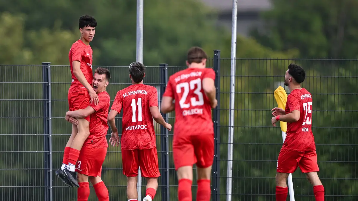 Fussball WFV Pokal 2. Runde 26/27 SG Empfingen - Young Boys Reutlingen : Fussball WFV Pokal 2. Runde 2026/2027 01.08.2026
SG Empfingen - Young Boys Reutlingen
JUBEL SG Empfingen; Torschuetze zum Tor zum 3-2 in der Verlaengerung, Linus Hellstern (li) umarmt von Sven Ramic (2.v.li.)
FOTO: Pressefoto ULMER / Markus Ulmer
xxNOxMODELxRELEASExx