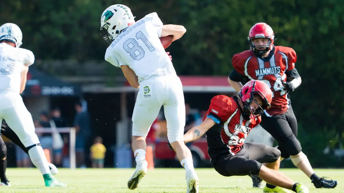 AFC Kuchen Mammuts vs. Albstadt Alligators, American Football, Bezirksliga Baden-Wuerttemberg, Saison 2026, 01.08.2026: Christoph Muenster (Albstadt Alligators, #81) und Alexander Ebert (AFC Kuchen Mammuts, #22),
AFC Kuchen Mammuts vs. Albstadt Alligators, American Football, Bezirksliga Baden-Wuerttemberg, Saison 2026, 01.08.2026,
Foto: Eibner-Pressefoto/Max Vogel