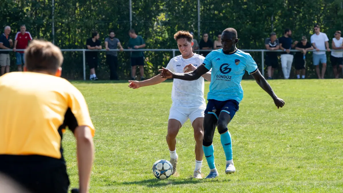 Fußball-WFV-Pokal, 2. Runde 2026, SC Türkgücü Ulm (blau) gegen FV Ravensburg, Ousman Fatajo