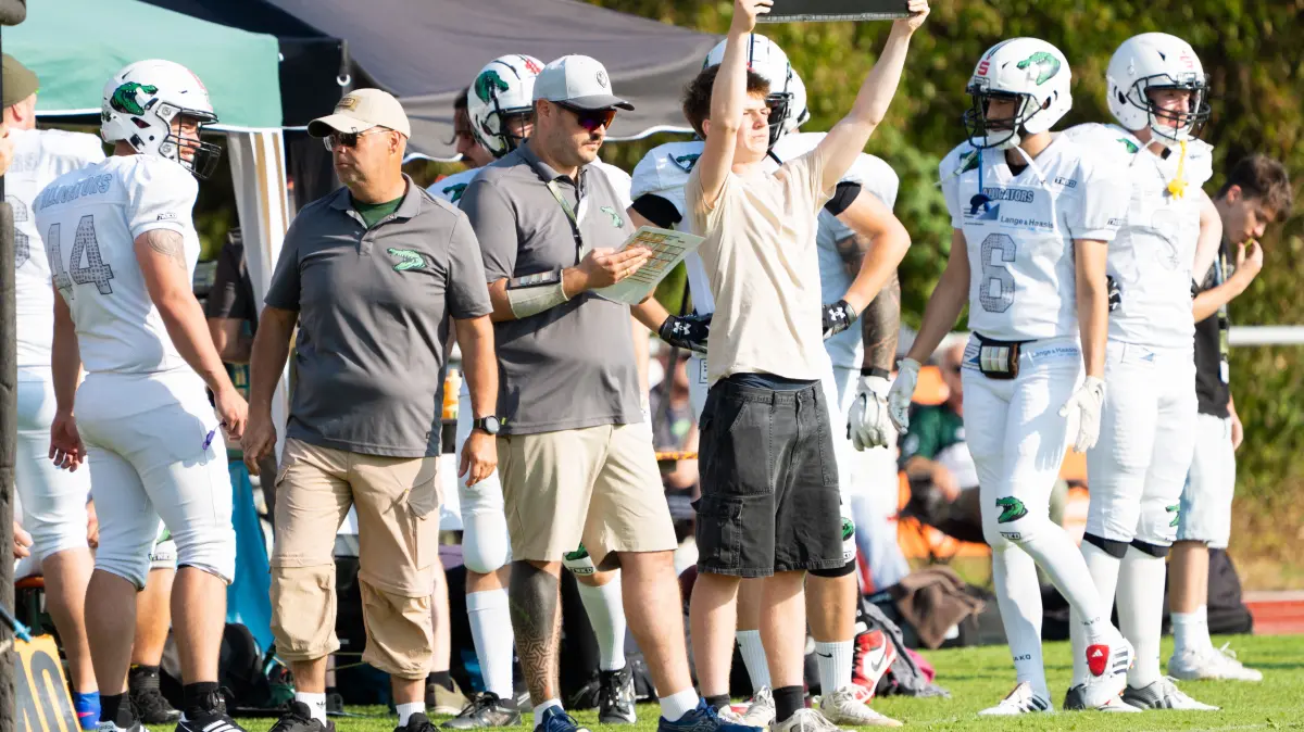 AFC Kuchen Mammuts vs. Albstadt Alligators, American Football, Bezirksliga Baden-Wuerttemberg, Saison 2026, 01.08.2026: Arno Danowski (Albstadt Alligators, Cheftrainer) und Marc Latkowski (Albstadt Alligators, Co-Trainer),
AFC Kuchen Mammuts vs. Albstadt Alligators, American Football, Bezirksliga Baden-Wuerttemberg, Saison 2026, 01.08.2026,
Foto: Eibner-Pressefoto/Max Vogel