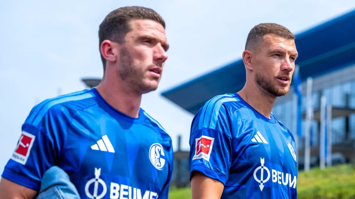 Mannschaftsfoto FC Schalke 04: 03.08.2026, Nordrhein-Westfalen, Gelsenkirchen: Fußball, Bundesliga, Saison 2026/27, Fototermin beim FC Schalke 04: Robin Gosens (l) und Edin Dzeko kommen zum Fototermin. Foto: David Inderlied/dpa +++ dpa-Bildfunk +++