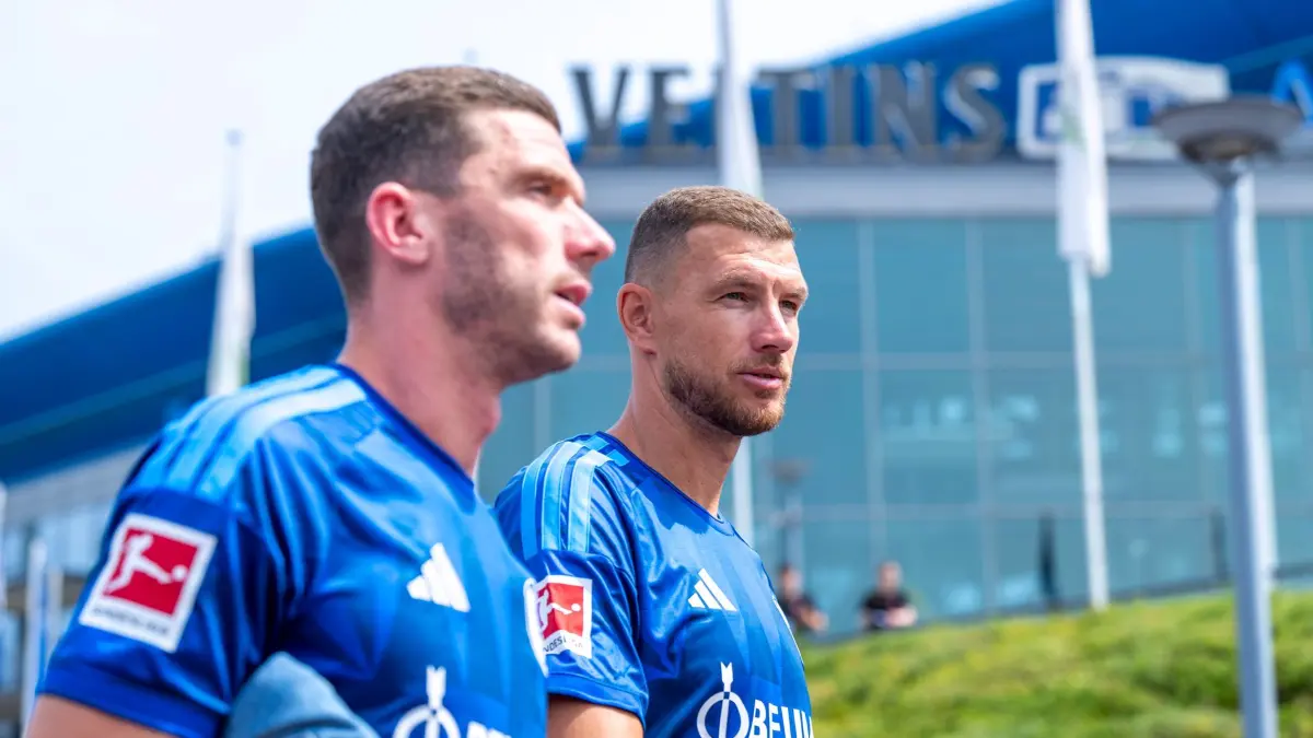 Mannschaftsfoto FC Schalke 04: 03.08.2026, Nordrhein-Westfalen, Gelsenkirchen: Fußball, Bundesliga, Saison 2026/27, Fototermin beim FC Schalke 04: Robin Gosens (l) und Edin Dzeko kommen zum Fototermin. Foto: David Inderlied/dpa +++ dpa-Bildfunk +++