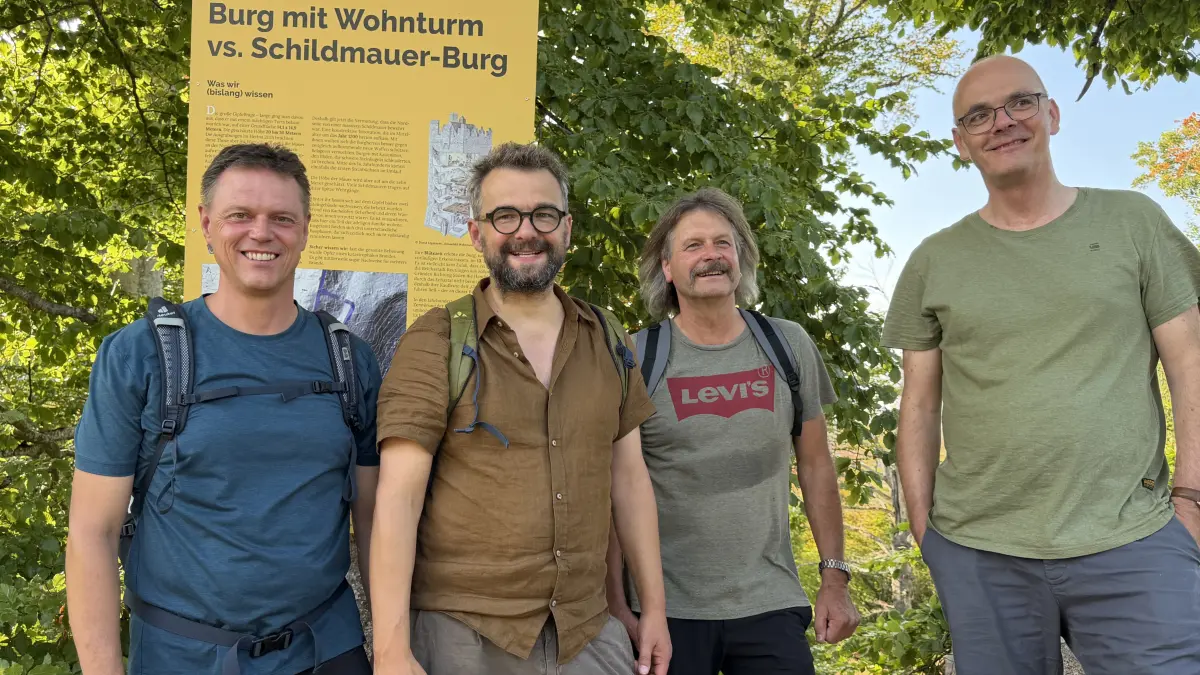 Einweihung des Drei-Burgen-Wegs in Sonnenbühl: Michael Dieth, Wolfgang Bauer, Uwe Fuchs und Sören Frommer (v. l.) auf dem Hohengenkingen.