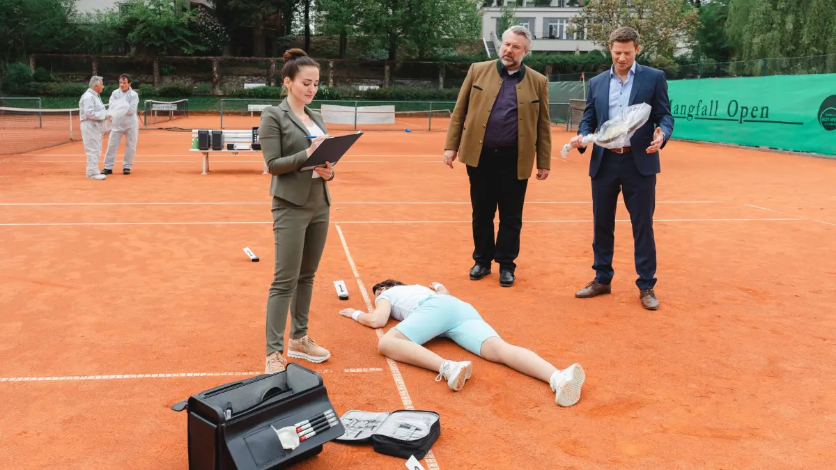 Pathologin Atay (Sevda Polat, l.) schildert den Kommissaren Stadler (Dieter Fischer, M.) und Hansen (Igor Jefti?, r.), dass das Opfer Brigitta Roth mit einem Tennisschläger von hinten erschlagen wurde.