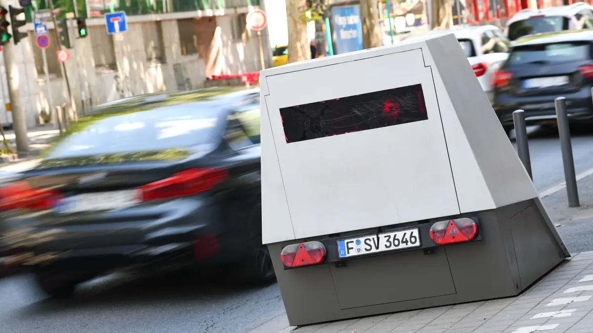 Blitzer in Einbahnstraße - Stadt verteidigt sich gegen Spott: ARCHIV - 22.07.2020, Hessen, Frankfurt/Main: Ein so genanter Enforcement Trailer des Straßenverkehrsamts Frankfurt zur Geschwindigkeitsüberwachung steht am Rand der Hanauer Landstraße im Frankfurter Osten. In Solingen hat nun ein Blitzgerät für Spott im Netz gesorgt. (zu dpa: «Speed-Kontrollwoche: Wo geblitzt wird, bleibt geheim») Foto: Arne Dedert/dpa +++ dpa-Bildfunk +++