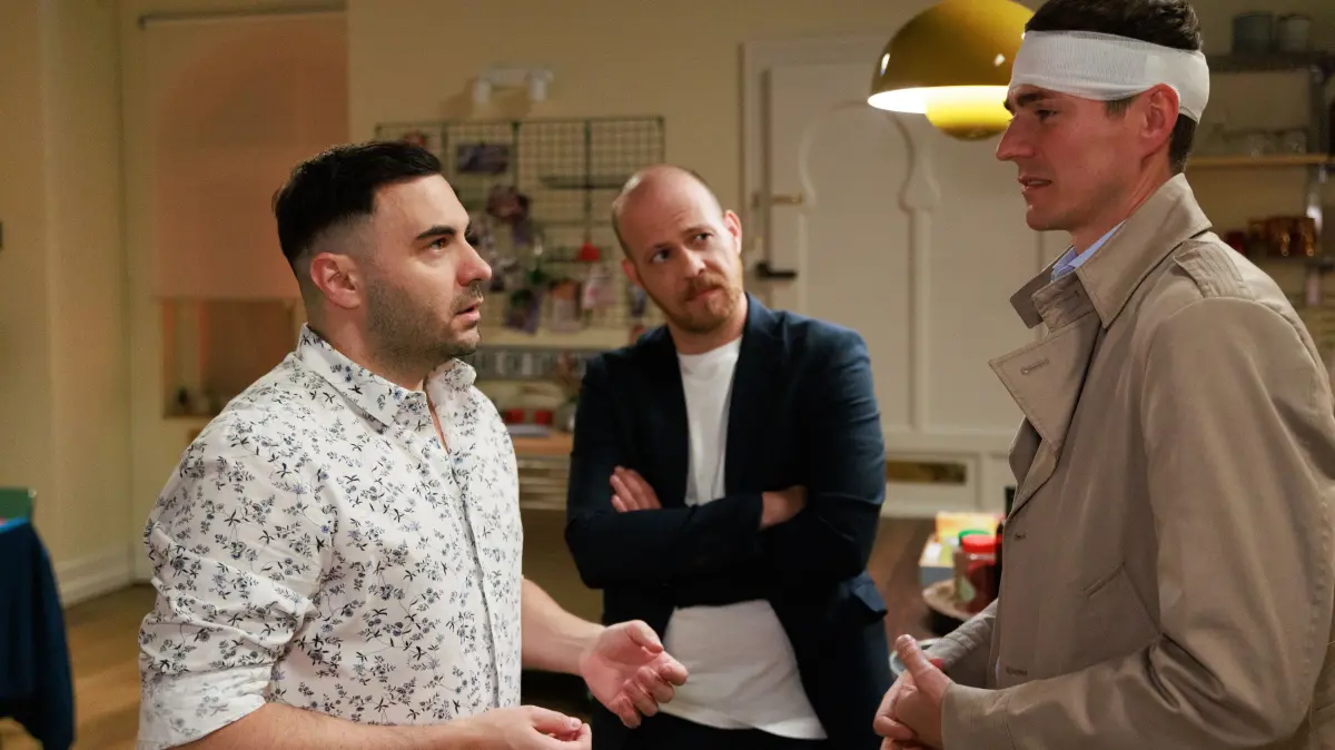 Easy (Lars Steinhöfel, l.) gibt Ringo (Timothy Boldt, r.) tapfer Raum für sich, auch wenn er seinem Mann am liebsten nicht von der Seite weichen würde. In der Mitte Tobias (Patrick Müller)