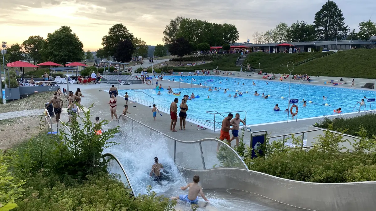 Baden bis zum Sonnenuntergang im Mineralfreibad Kieselberg