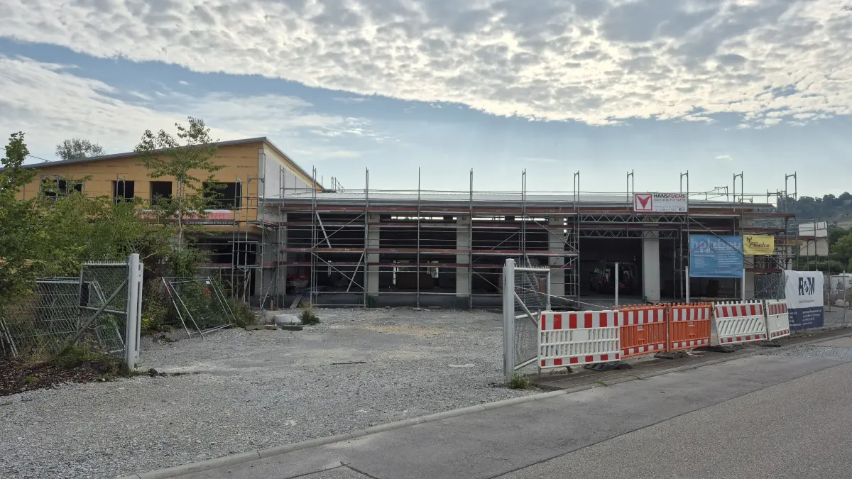 Blick auf die Baustelle in Bühlertann in der ersten Augustwoche. Seit Jahresbeginn entsteht hier der Neubau des Feuerwehrmagazins.