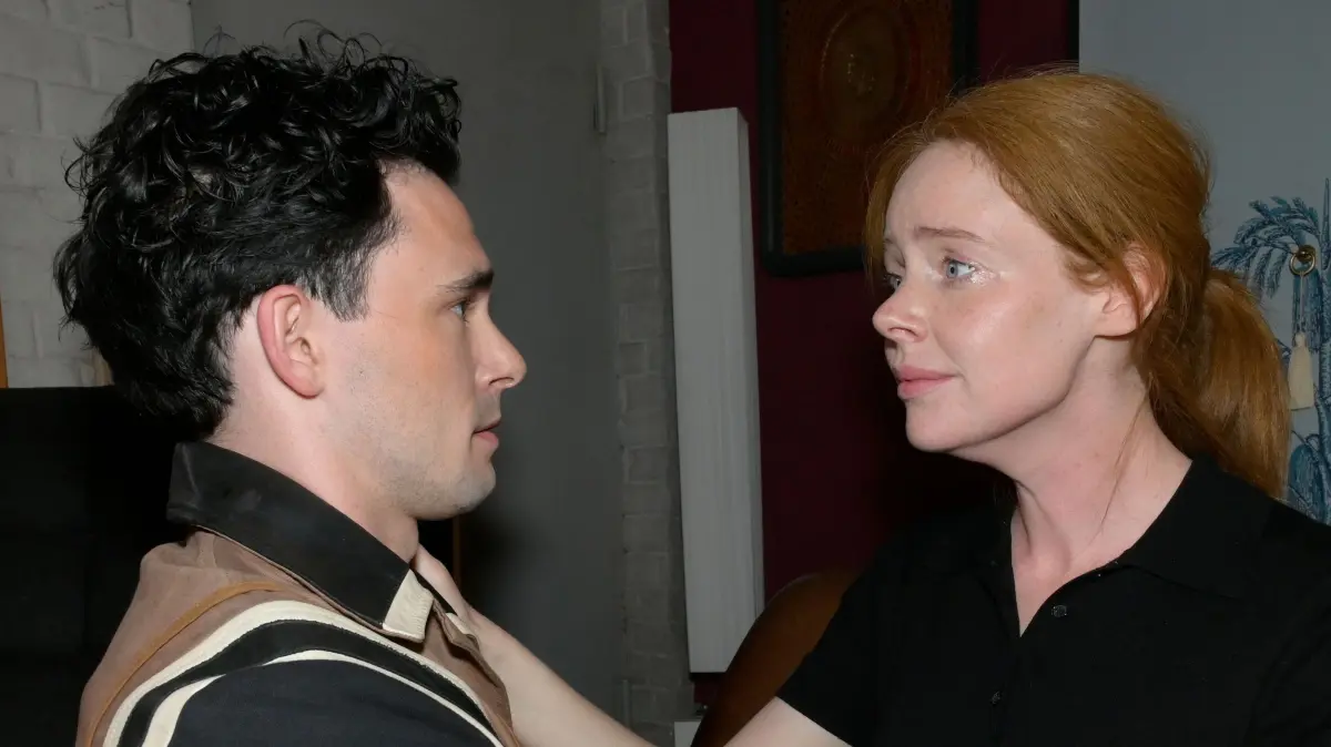 Die GZSZ-Geschwister Luis (Marc Weinmann) und Toni (Olivia Marei) haben einen Streit.
