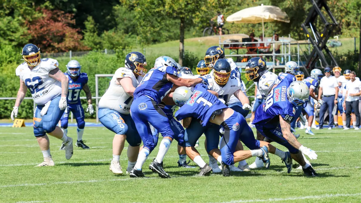 Albershausen Crusaders - Wiesbaden Phantoms: Albershausen Crusaders - Wiesbaden Phantoms
Voller Einsatz der Defense der Crusaders.