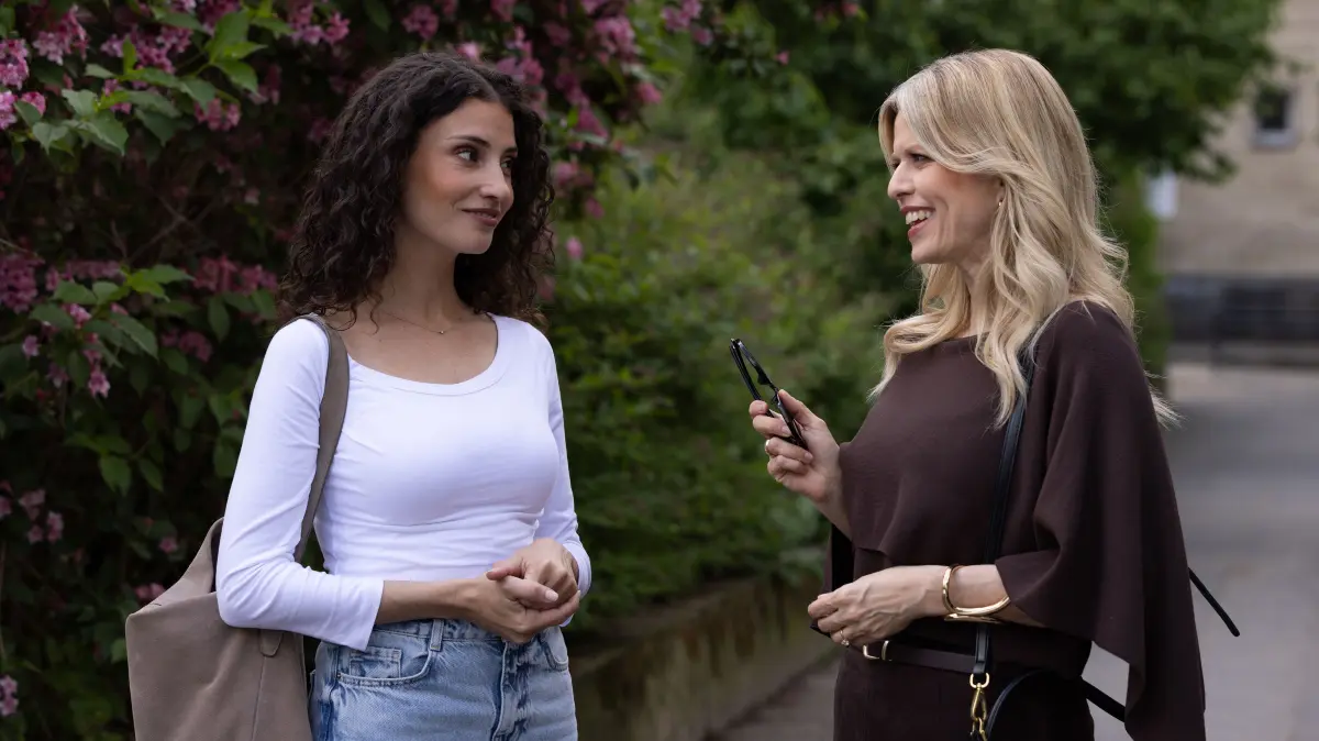 Naomi (Nadine Menz, l.) beeindruckt Patrizia (Miriam Lahnstein) mit ihrer kleinen Retourkutsche für deren erfolglose Einmischung.