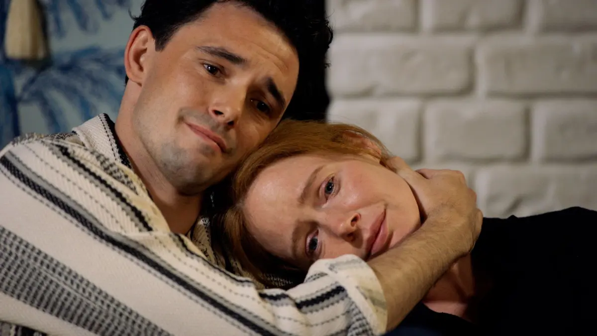 Luis (Marc Weinmann) tröstet Toni (Olivia Marei) und bleibt ihretwegen vorerst in Berlin.