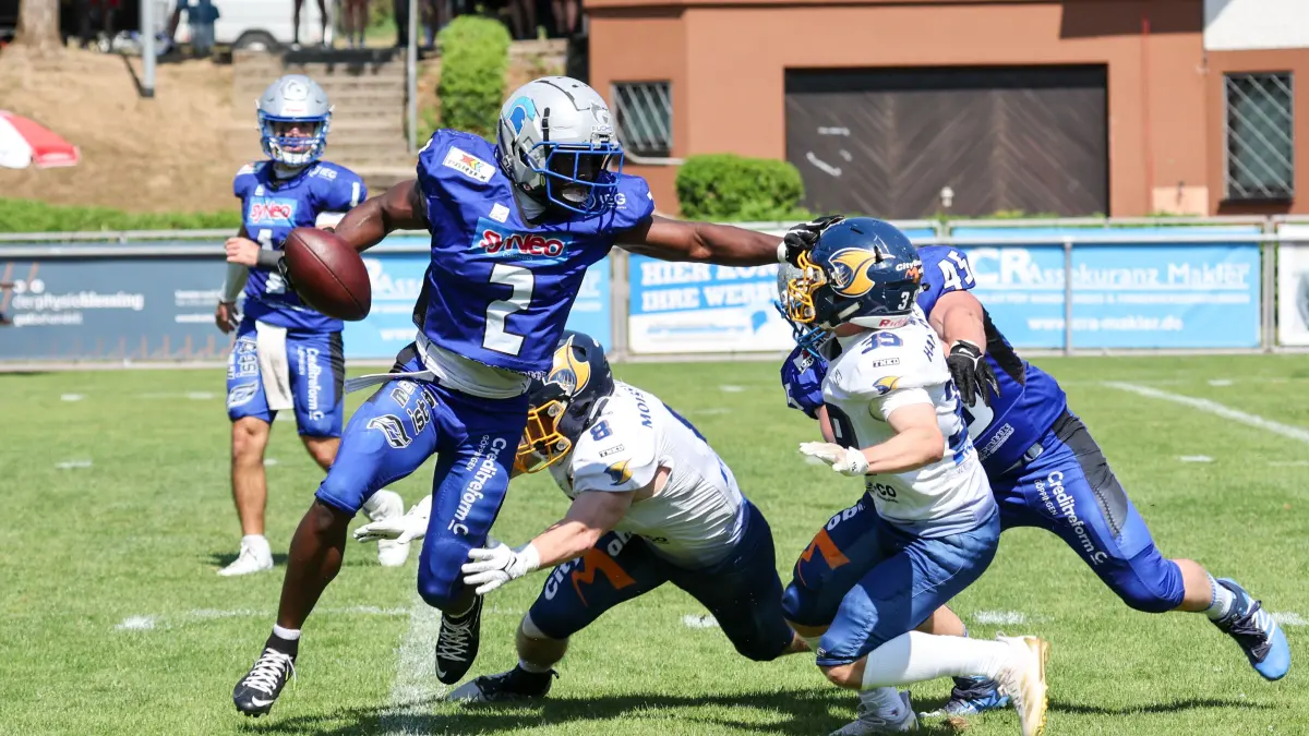 Albershausen Crusaders - Wiesbaden Phantoms: Albershausen Crusaders - Wiesbaden Phantoms
Jalen Dunnigan (2) erzielt zwei Punkte durch eine Conversion und gleicht damit zum 14:14 aus.