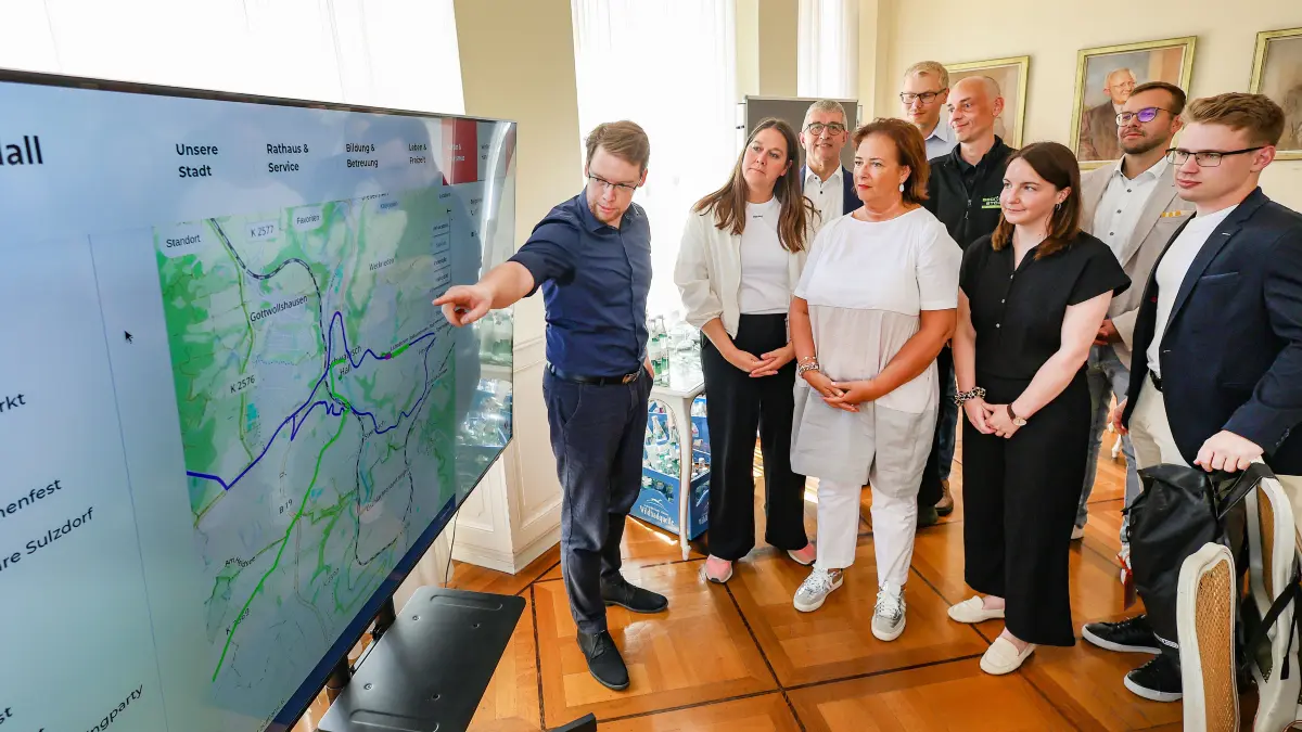 Lidl Deutschland Tour - Sperrung während des Rennens in Schwäbisch Hall - Gerrit Rozek Abteilungsleiter im Ordnungsamt vor der interaktiven Karte im Rathaus, unter anderem mit Sponsoren und dem Oberbürgermeister Daniel Bullinger
