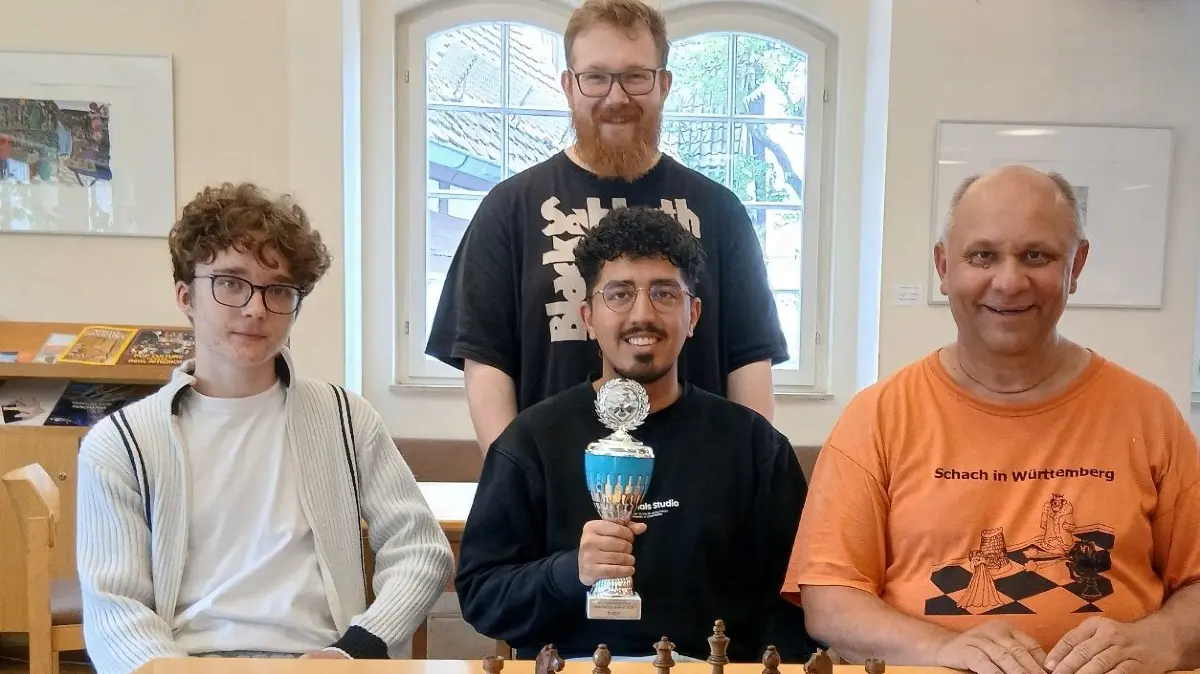 SK BEbenhausen von links Eduard Rau, Martin Hartmann, Emran Hamid (mit Pokal) und Rudolf Bräuning