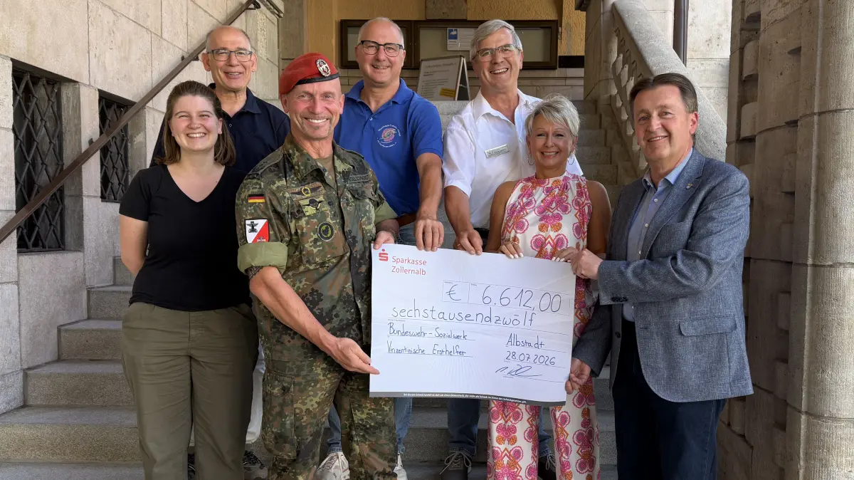 Prisca Hille (Kulturamt) und Amtsleiter Martin Roscher, Oberst Andreas Heselschwerdt, Diakon Michael Weimer, Ferdinand Ehrenreich und Adriana Werner vom Bundeswehrsozialwerk sowie Albstadts Oberbürgermeister Roland Tralmer freuen sich über die Höhe der Spendensumme, die beim Benefizkonzert der Bundeswehr zusammengekommen ist.