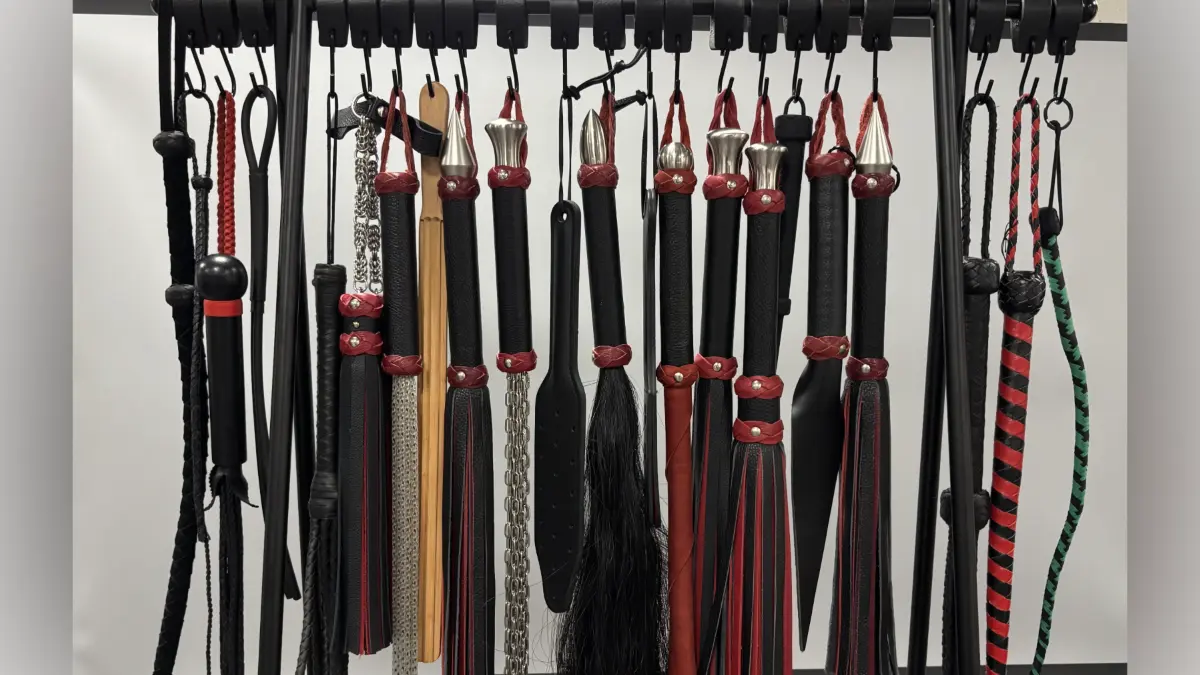 Paddels, Flogger, Slapper, Riemen und Co. Die verschiedensten Werkzeuge aus dem BDSM-Bereich konnten beim Workshop ausgetestet werden. Zwischen 50 und 100 Euro kosten die meisten der hier gezeigten Geräte.