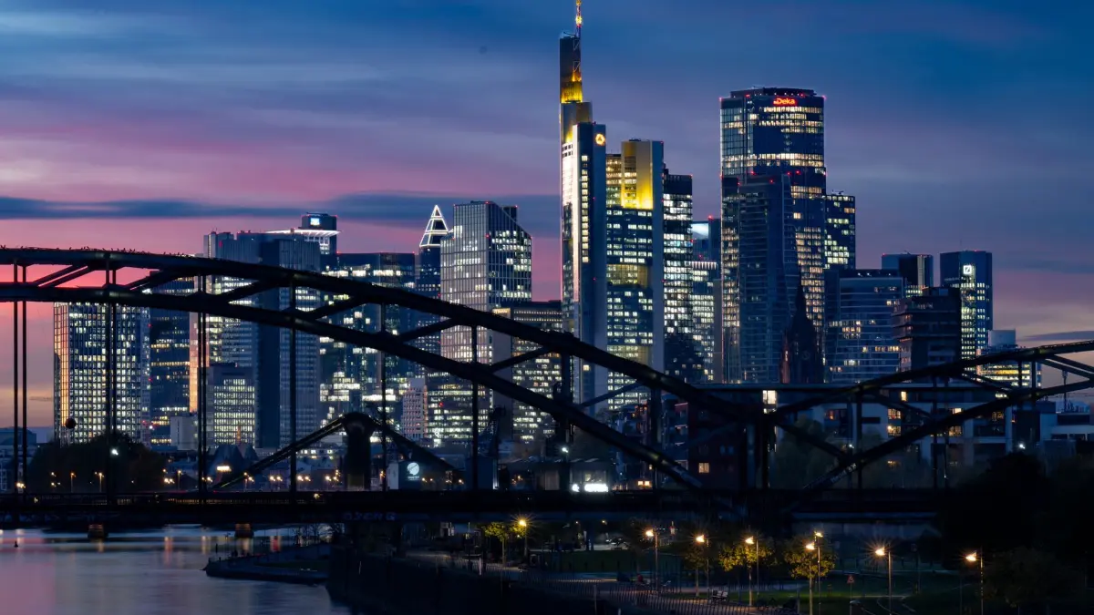 Skyline in Frankfurt: ARCHIV - 04.11.2025, Hessen, Frankfurt/Main: Die Lichter der Bankenskyline von Frankfurt leuchten im letzten Tageslicht. (zu dpa: «Dax steigt auf Rekordhoch») Foto: Boris Roessler/dpa +++ dpa-Bildfunk +++