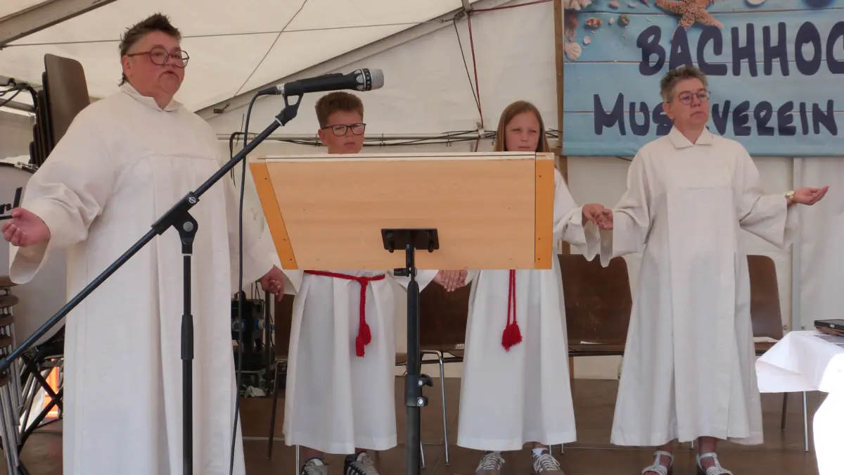 Melanie Mesam (links) und Monika Kessler (rechts) am Sonntag beim Festgottesdienst.