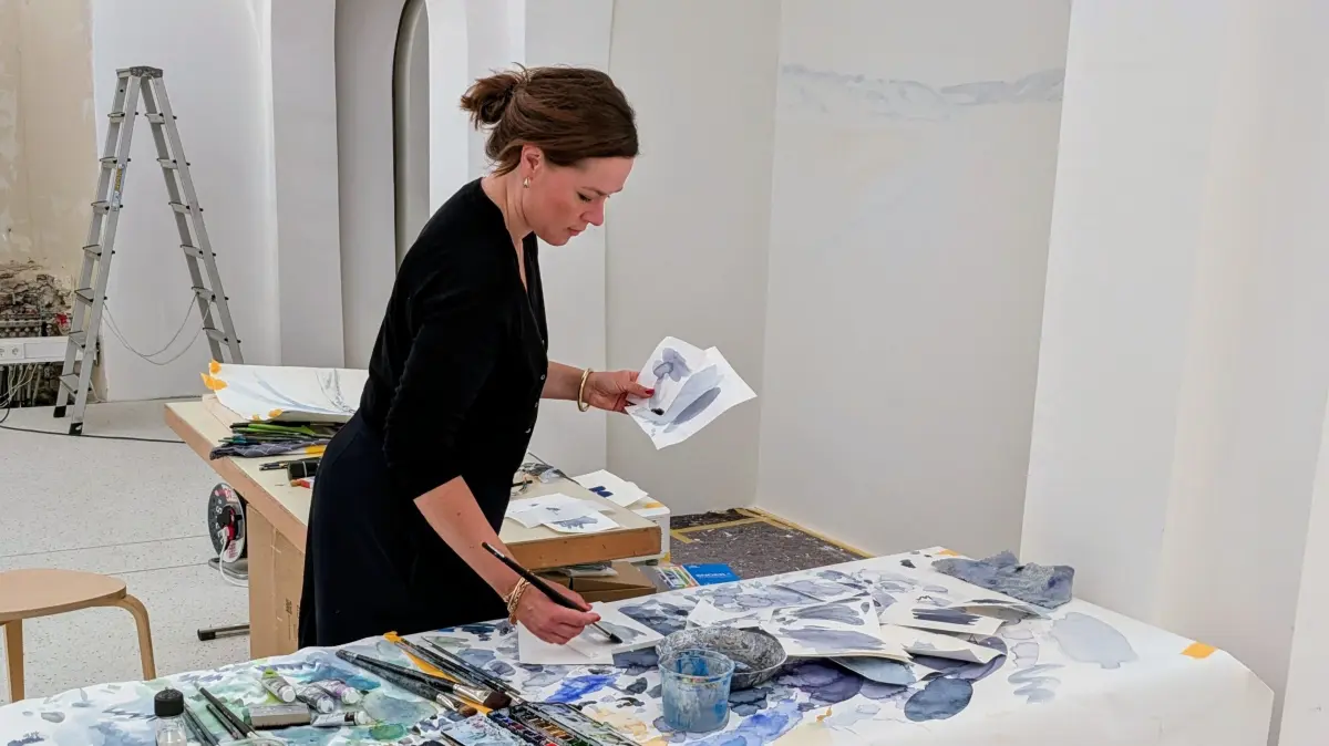Vorbereitungen für den Einzug: Sandra Pulina gestaltet eine Wand im neuen Wohnzimmer des Löwenmenschen aus dem Lonetal.
