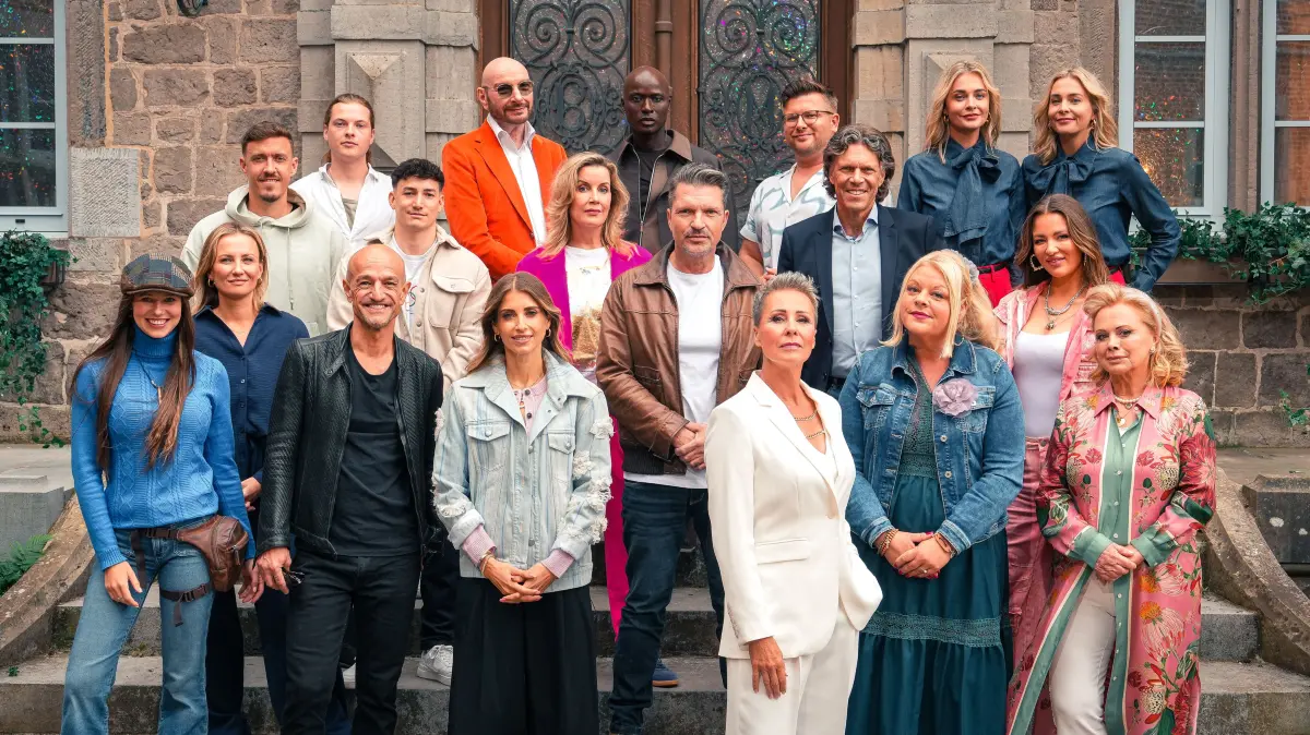 In der vierten „Die Verräter“-Staffel begrüßt Sonja Zietlow (vorne 3 v.r.) neue Teilnehmerinnen und Teilnehmer im Schloss.