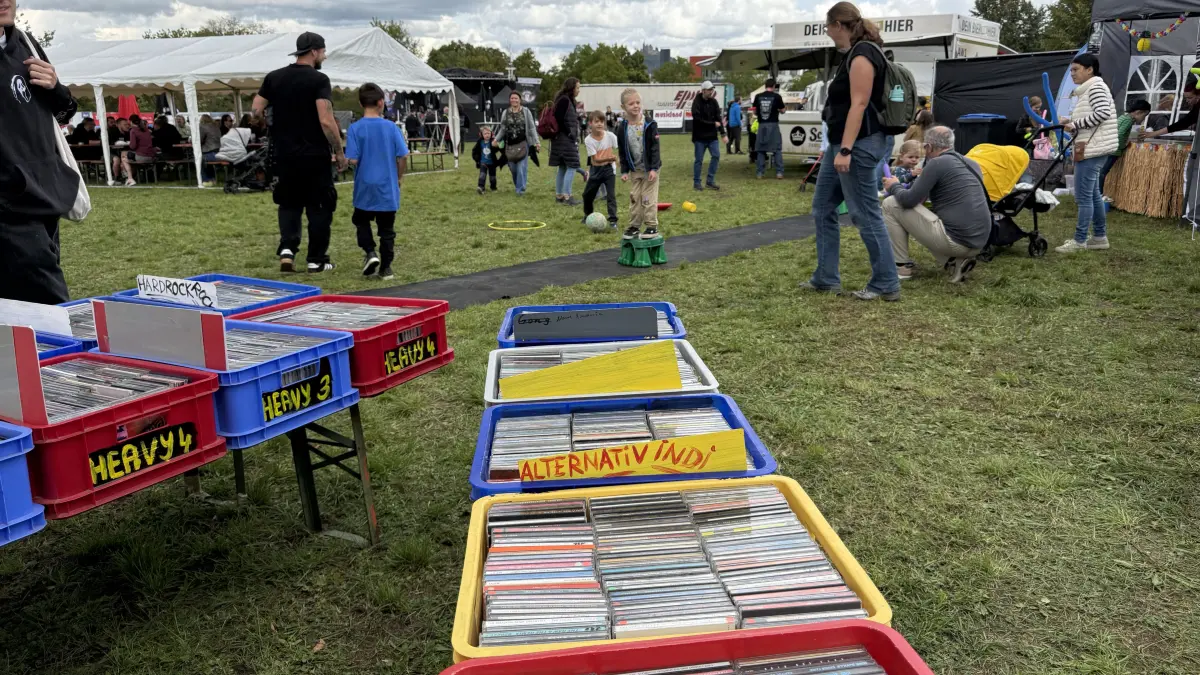 Zahlreiche Angebote machen die Stände des Festivals Umsonst & Draußen auf dem Festplatz beim Schulzentrum Bisingen.