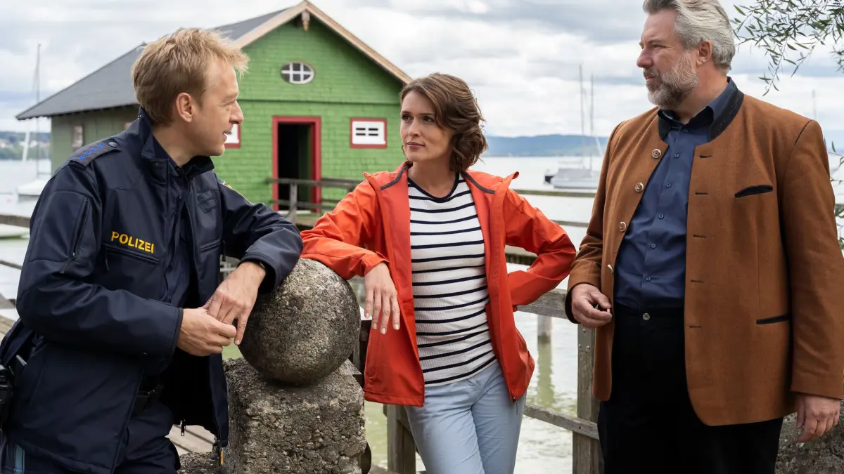 "Aus Liebe zur Natur": Am Tatort gibt Polizeihauptmeister Mohr (Max Müller, l.) den Kommissaren Andresen (Sophie Melbinger, M.) und Stadler (Dieter Fischer, r.) erste Informationen zum Opfer.