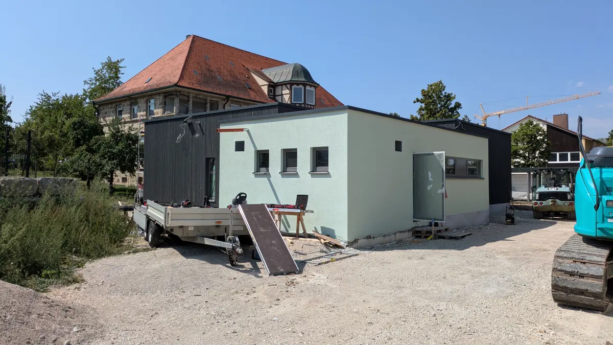 Derzeit laufen noch die Arbeiten, voraussichtlich Ende des Monats wird die neue Mensa an der Grundschule in Auingen fertiggestellt sein und die Voraussetzungen für die Ganztagsbetreuung sind geschaffen.
