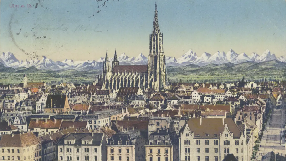 Liegt Ulm mit seinem Münster in der Schweiz. Eine rund 120 Jahre Ansichtskarte mit ins Bild deutlich hineinretuschierter Alpenkulisse.