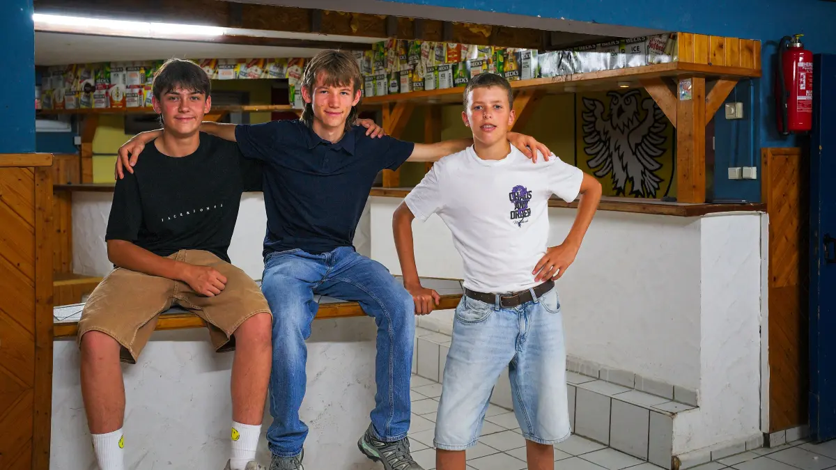 Die jungen Leute von Oberdigisheim möchten gerne den Jugendraum (Bild) im Untergeschoss des Kindergartens wiederbeleben. Jacky Moser, Luis Clesle und Theo Huber (von links) waren beim Ortsbegang mit dabei und brachten im Namen aller ihren Wunsch vor – ideenreich und mit dem wohlvernommenen Versprechen, vieles in Eigenleistung und Elternunterstützung herrichten zu wollen.