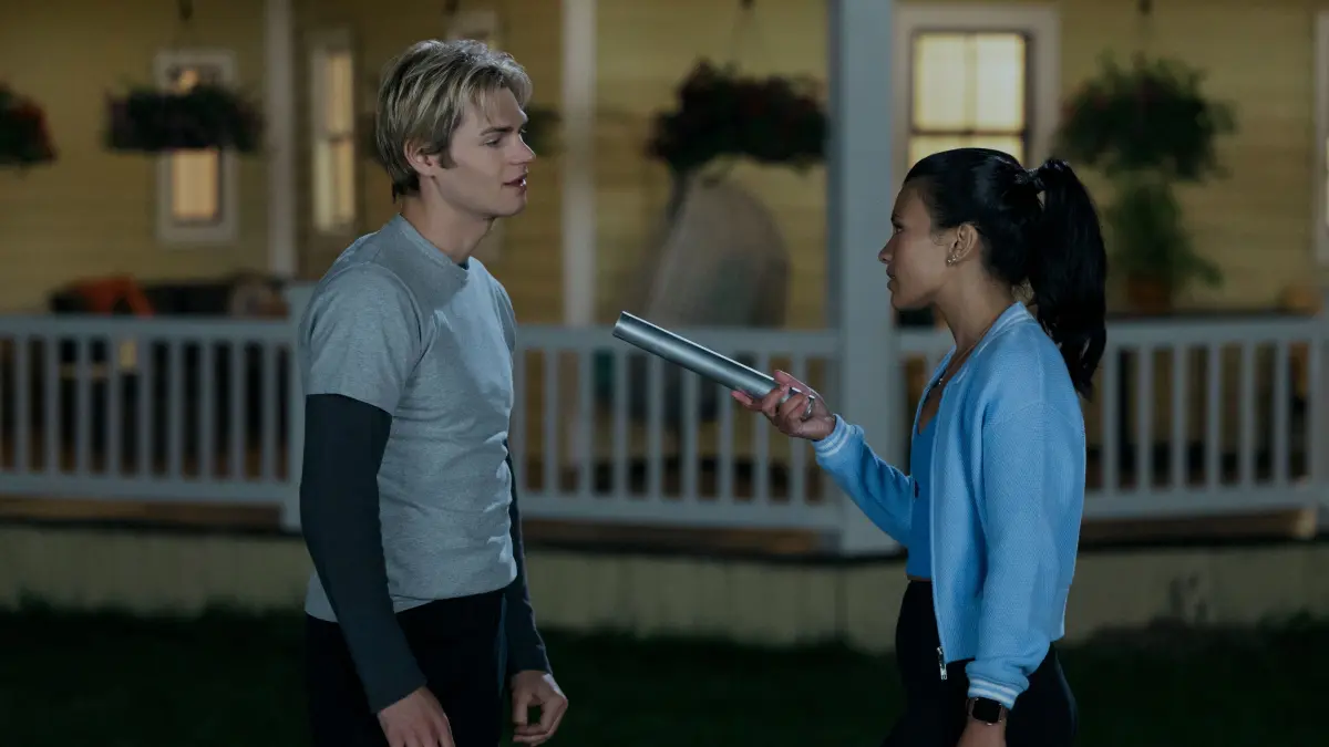 Noah LaLonde als Cole Walter mit Nikki Rodriguez als Jackie Howard in der 3. Staffel von "My Life with the Walter Boys"