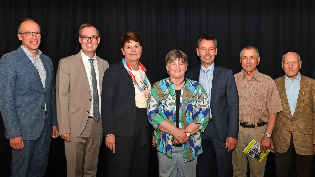 Vereint auf einem Foto: (v.l.n.r.) Arne Jessen (stellvertretender Schulleiter), Bürgermeister Frank Schroft, Susanne Pacher (Regierungspräsidium Tübingen), Gabi und Norbert Kantimm, Oswin Angst und Jens Körner (ehemalige Schulleiter), Benjamin Bräuer (Regierungspräsidium Tübingen).