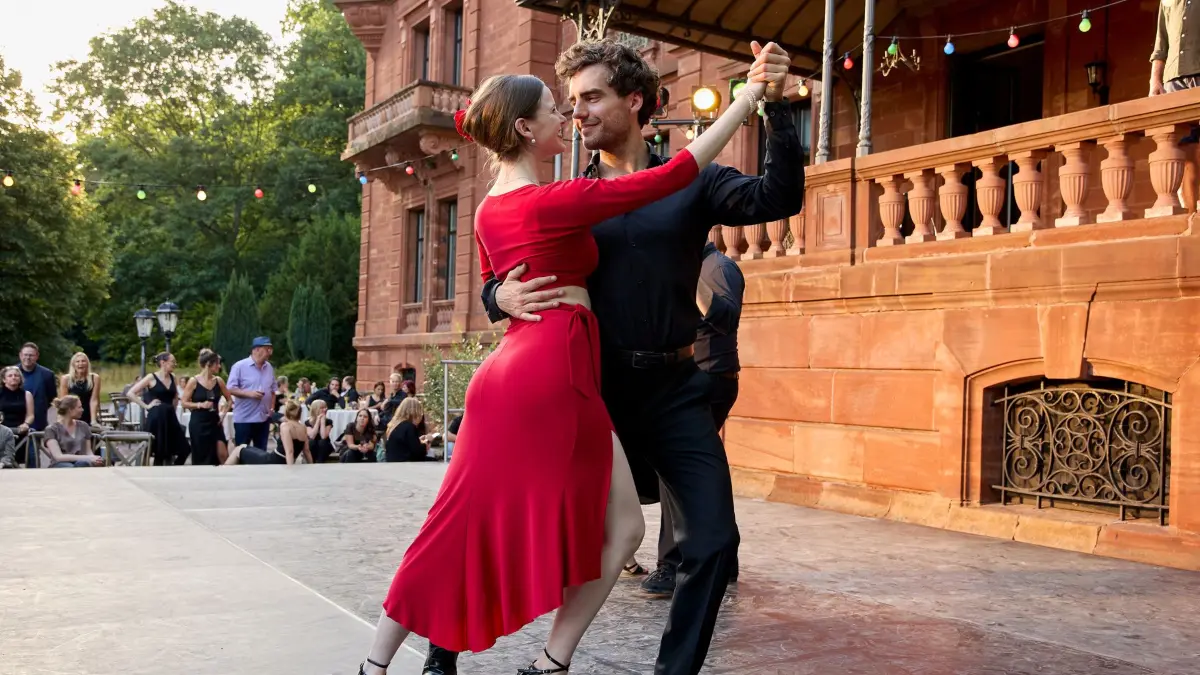 Katrin Sommer (Maude Andrey) und Hannes Großmann (Pascal Houdus) waren ein glückliches Paar, doch jetzt schickt sie ihm urplötzlich böse Nachrichten.