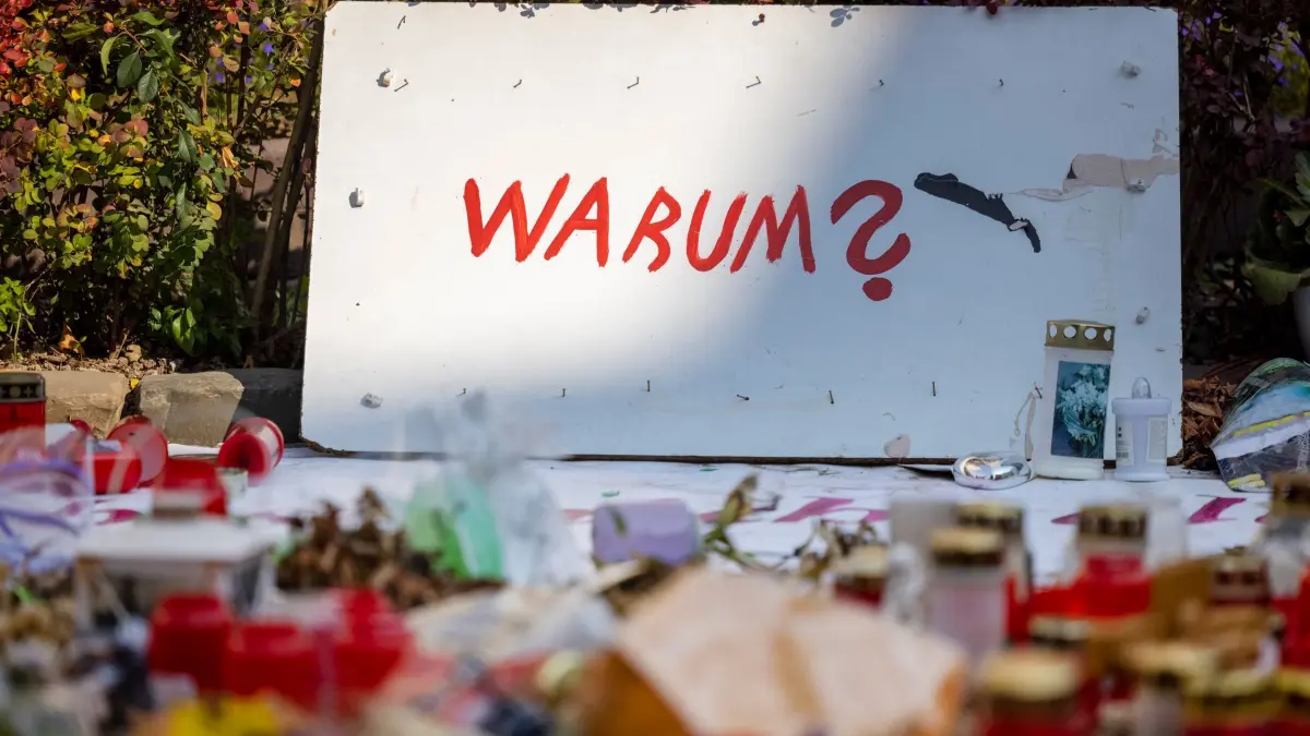 Reul: Hinweis zum Solingen-Attentäter erst nach dem Anschlag: ARCHIV - 19.09.2024, Nordrhein-Westfalen, Solingen: Ein Schild mit der Aufschrift:“ Warum?“ befindet sich am Gedenkort unweit des Solinger Tatorts. Das von einem Geheimdienst mitgeschnittene Bekenner-Video des islamistischen Solinger Attentäters hätte nach Einschätzung des Düsseldorfer Innenministeriums nicht helfen können, die Tat zu verhindern. (zu dpa: «Reul: Hinweis zum Solingen-Attentäter erst nach dem Anschlag») Foto: Thomas Banneyer/dpa +++ dpa-Bildfunk +++
