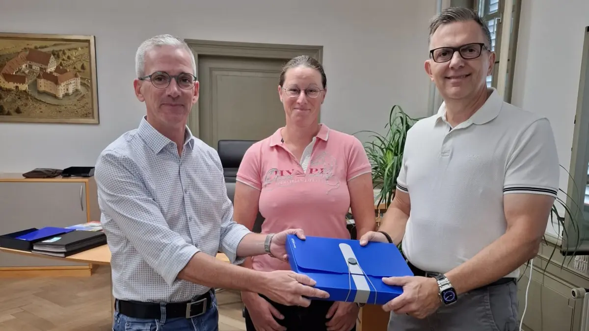 Isabel Pittroff (Mitinitiatorin des Bürgerbegehrens) sowie Bernd Hoffmann (Vertrauensperson) haben am 9. Juli die Listen mit den insgesamt 1155 Unterschriften an den Sulzer Bürgermeister Jens Keucher (links) im Rathaus übergeben.