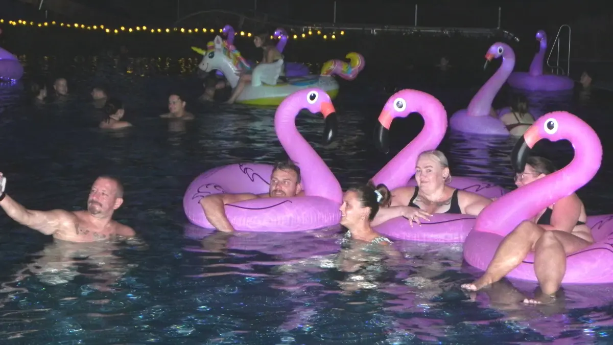 Eine große Gaudi war das Herumtollen mit den aufblasbaren Figuren im Nichtschwimmerbecken.