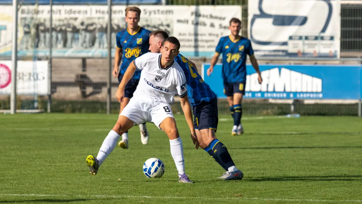 SSV Ehingen Sued vs. TSG Balingen WFV Pokal: Ferdinand Schmidt (TSG Balingen Fussball), vorn im Zweikampf, Aktion, mit Simon Dilger (SSV Ehingen Sued)
SSV Ehingen Sued vs. TSG Balingen WFV Pokal, Fussball, 04.08.2026
Foto: Eibner-Pressefoto/Eky Eibner