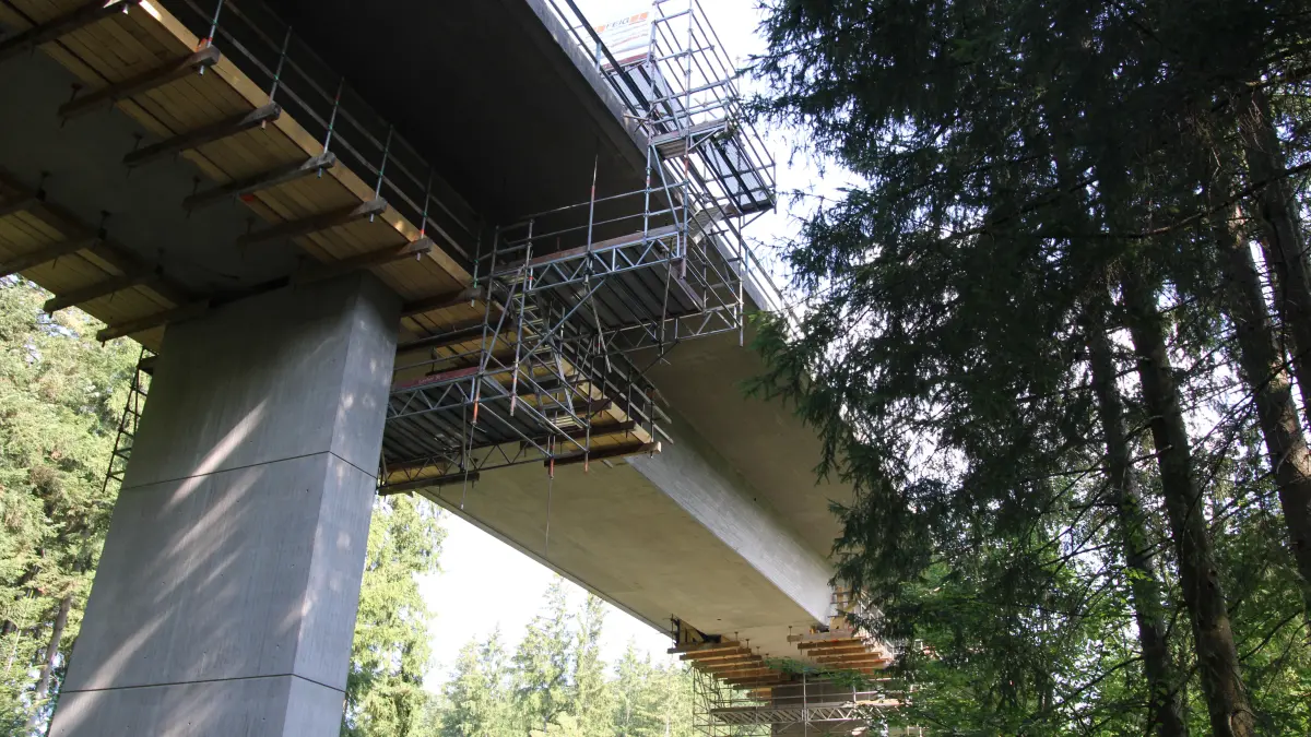 Die Manbachtalbrücke wird saniert.
