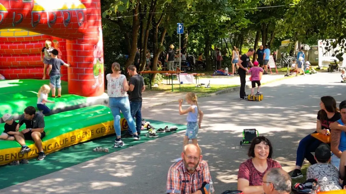 Die Großen hocken und die Kleinen toben. Beim Hock in Hundersingen gibt es für alle Altersklassen ein passendes Programm.