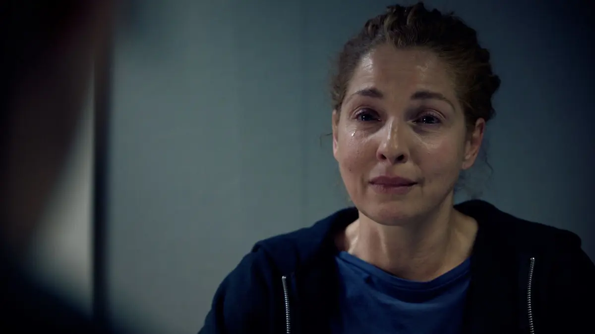 Nina (Maria Wedig) sitzt derzeit im Gefängnis.