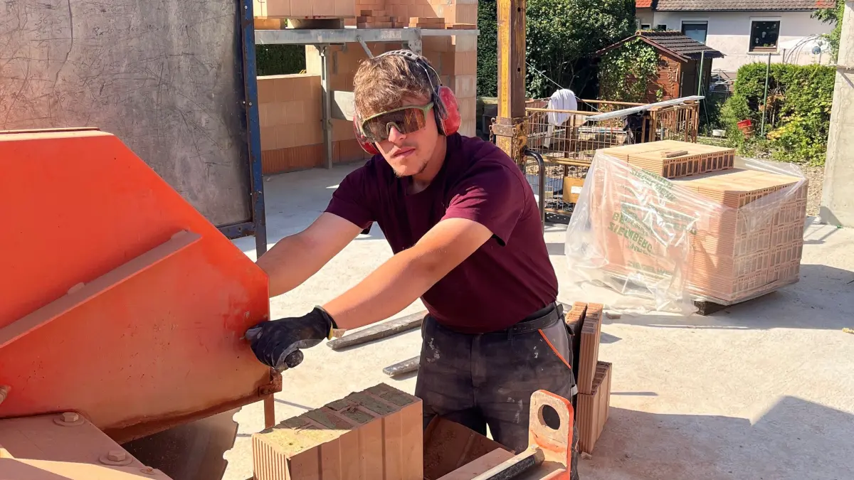 Ylber Zogaj macht eine Ausbildung zum Maurer bei der Firma Haas Bauunternehmen aus Sulzbach-Laufen