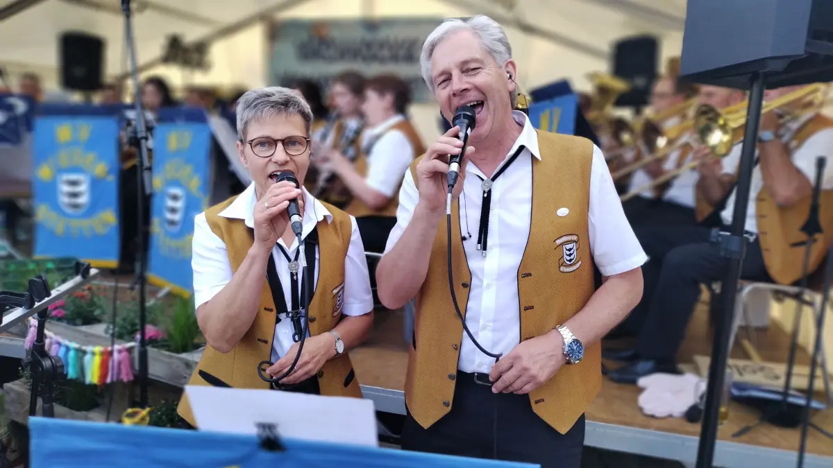 Der Musikverein aus Wiesenstetten punktete beim Auftaktabend mit einem Gesangsduo.