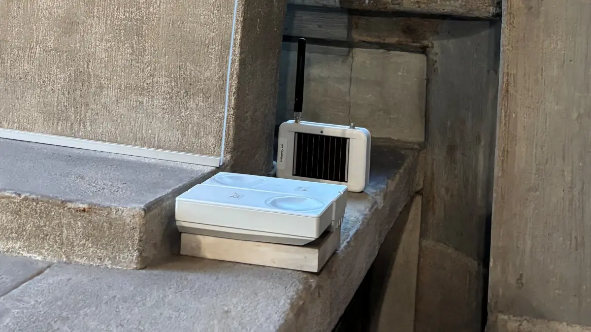 Ulmer Münster: Datenlogger zeichnen Raumklimadaten auf, der stellvertretende Münsterbaumeister Markus Gebhardt erklärt es, hier am Altar der Neithart-Kapelle.