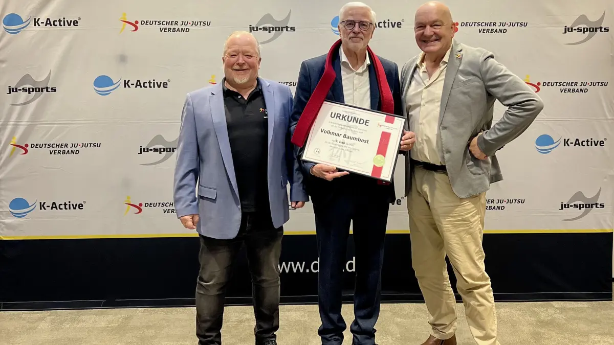 Volkmar Baumbast (Mitte) ist jetzt Träger des 9. Dan. Überreicht wurde ihm die Auszeichnung von Roland Köhler, dem Präsidenten des Deutschen Ju-Jutsu-Verbandes (r.). Hennes Meinikheim ist Baumbnasts Nachfolger als Präsident des Ju-Jutsu-Verbandes Württemberg.