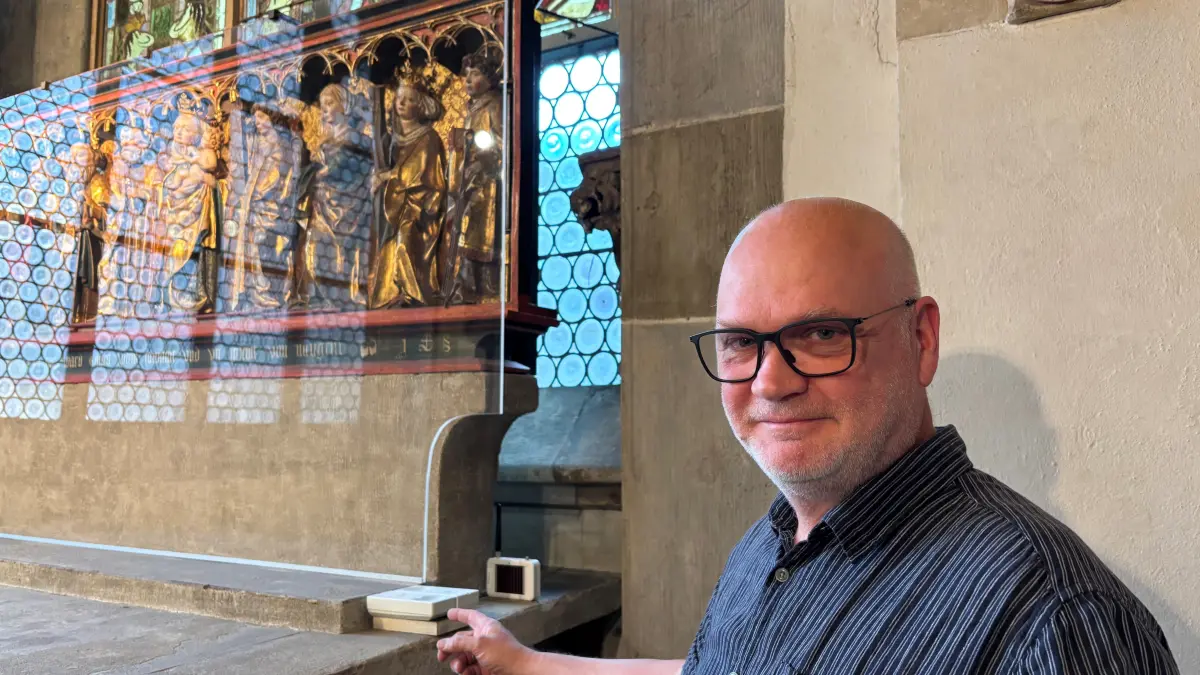 Ulmer Münster: Datenlogger zeichnen Raumklimadaten auf, der stellvertretende Münsterbaumeister Markus Gebhardt erklärt es, hier am Altar der Neithart-Kapelle.