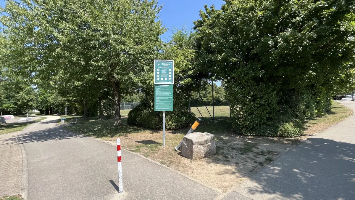 Es gibt einen Basketballplatz, eine Skateranlage, ein Fußballfeld: Diese Anlage in Pfuhl am Brumersweg ist ja gemacht für Jugendliche. Doch offenbar wissen sich nicht alle richtig zu verhalten.