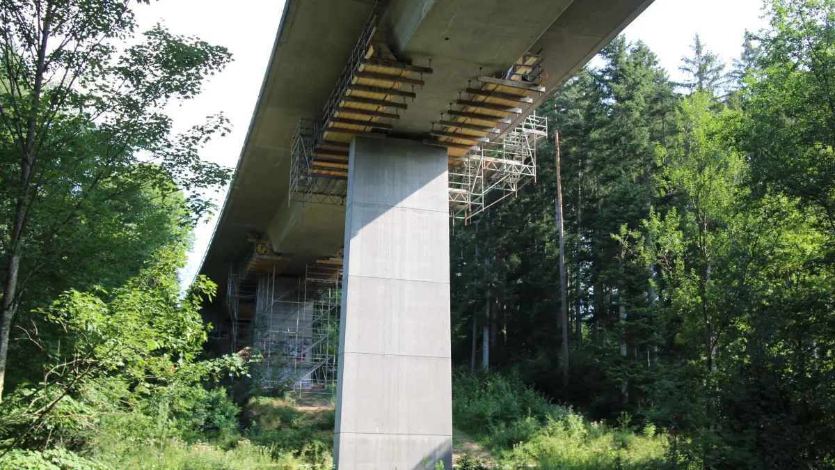 Die Manbachtalbrücke wird saniert.