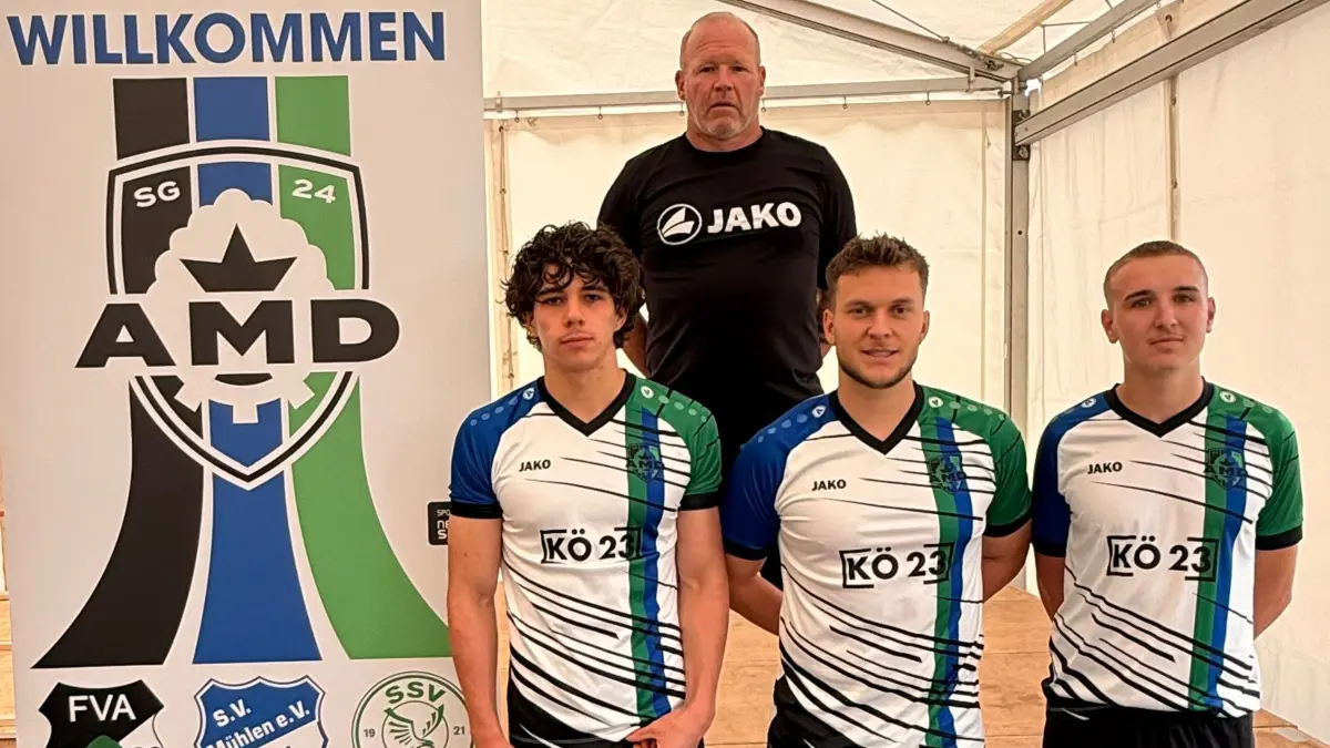 Die Neuen bei der SGM (von links): Mattheo Schlecht, Tim Kettner und Lennard Kreidler. Hinten Trainer Sven Hayer.