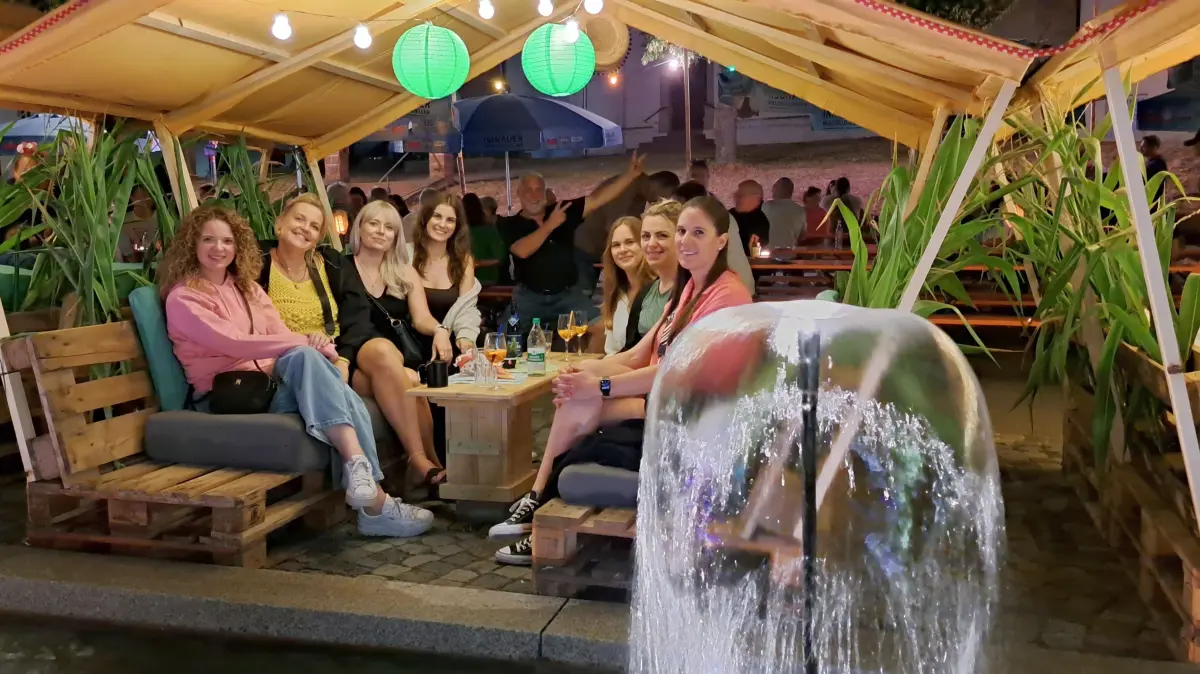 Perfektes Sommerfeeling bot die Bachhockete des Musikvereins Hart.