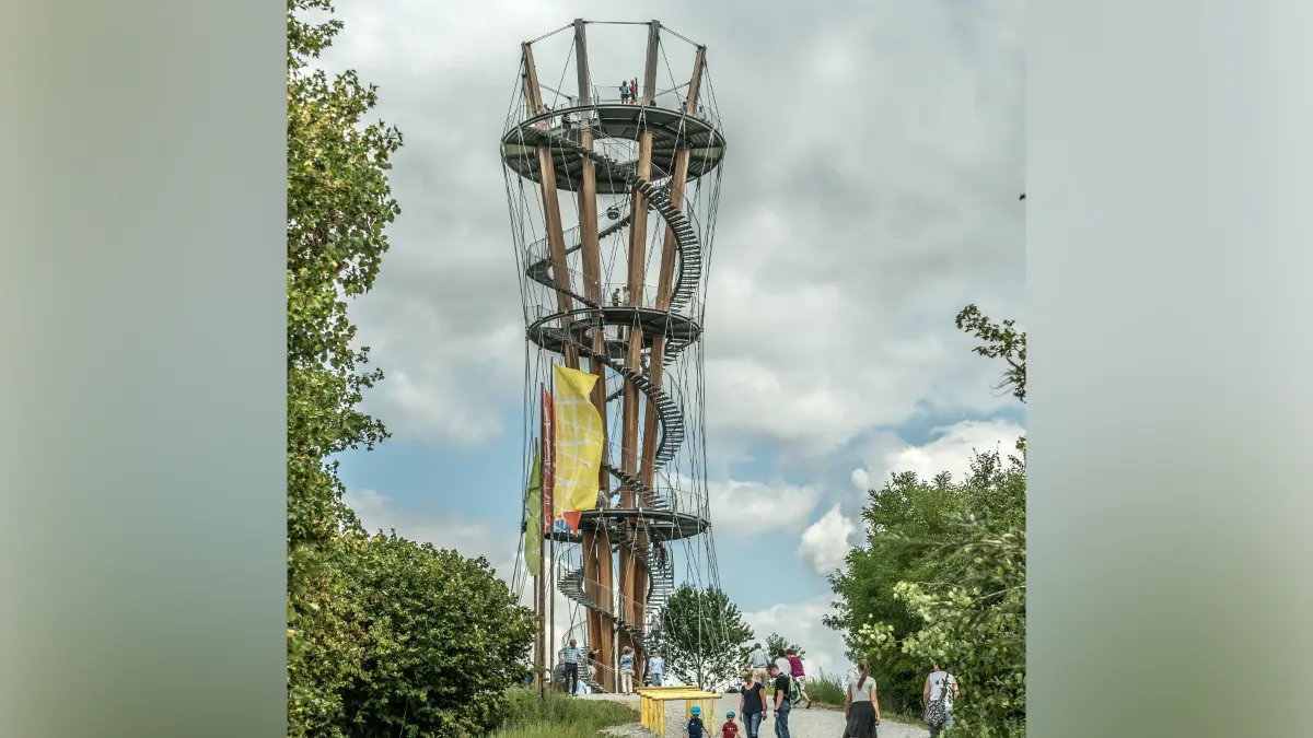 (ohne Überschrift): Vorsicht: Dieses Foto ist möglicherweise nur für den einstigen Verlag Schwäbisches Tagblatt verwendbar. Schönbuchturm bei Herrenberg 15.08.18 Bild: Metz